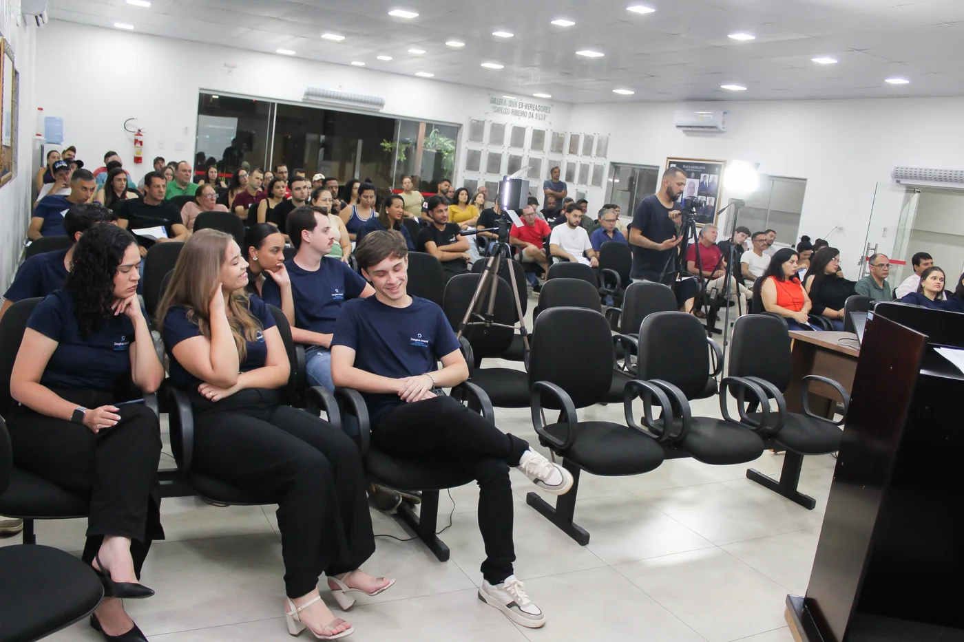 Douglas Amaral ao microfone durante um treinamento
